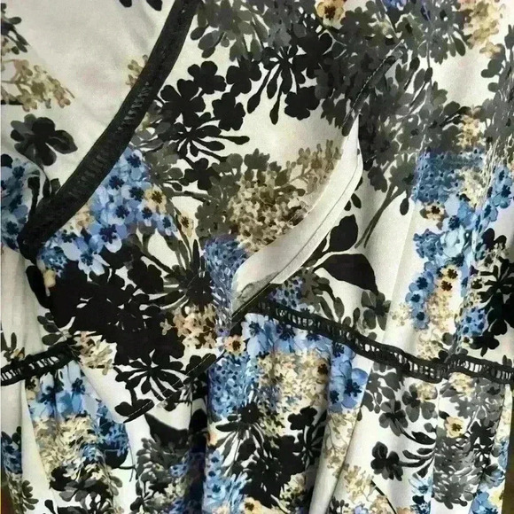 Lane Bryant Embroidered Floral Fit and Flare Bell Sleeve Dress Size 26 - Picture 6 of 6